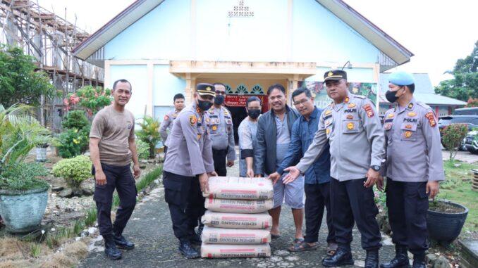 Kapolres dan anggota saat baksi sosial