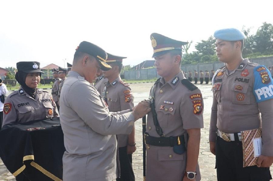 Kapolres Rohul pasangkan tanda jabatan