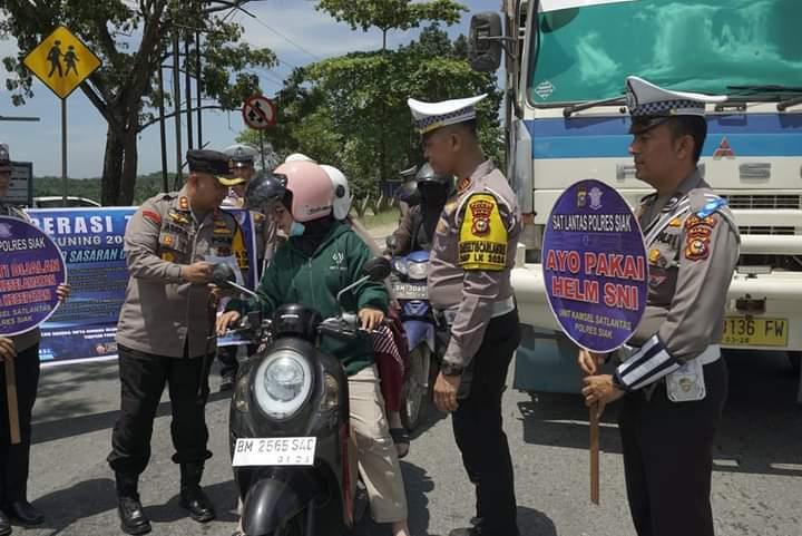 Kapolres Siak didampingi Kasat Lantas beri pesan Kanseltibcar Lantas kepada pengendara