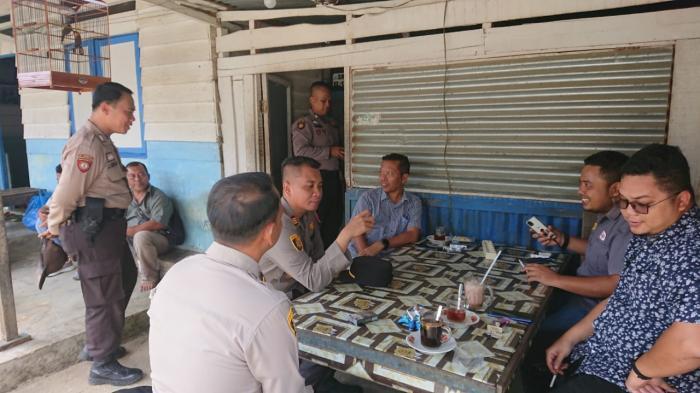Kapolsek Ujungbatu berdialog dengan warga perumahan PTPN V Sei Rokan 