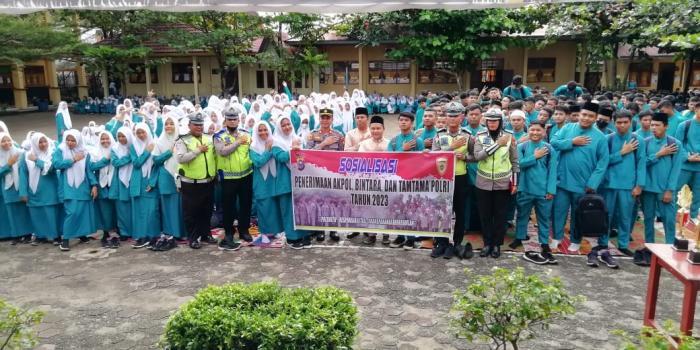 Usai Sosialiasi, Kapolsek Foto bersama Majelis gur dan siwa-siswi SMA