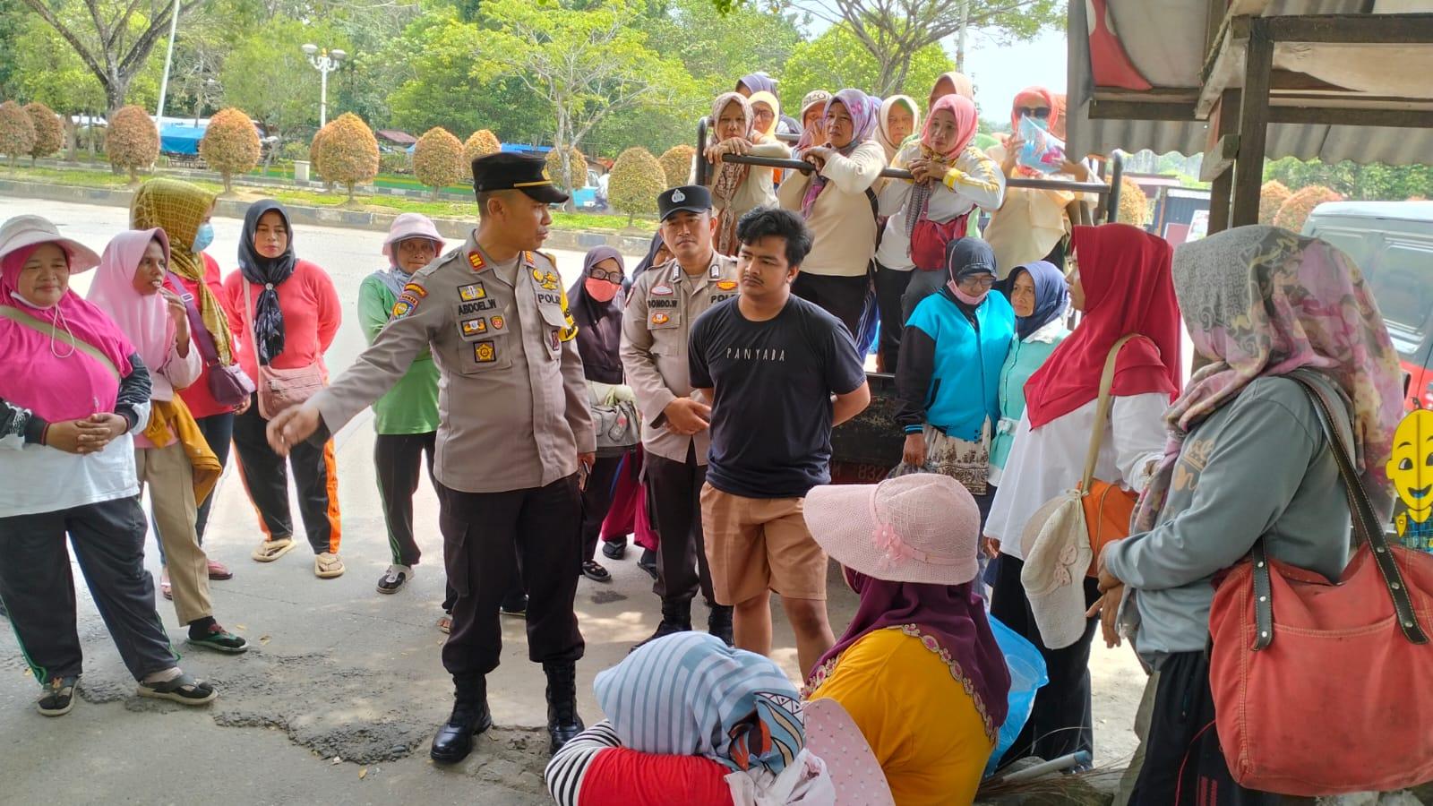 Kasat Binmas AKP Abdul Wahab berdiskusi dengan petugas kebersihan DLH