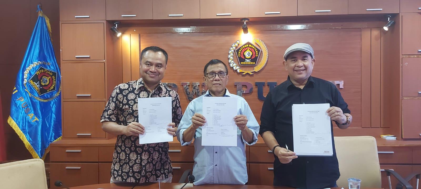 Ketum PWI dan Formatur lainnya saat pengumuman struktur PWI Pusat 2023-2028