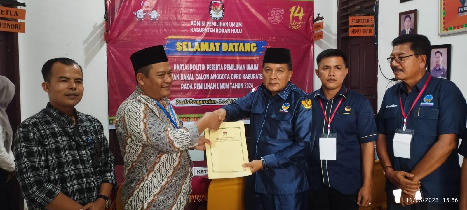 Ketua DPD NasDem Rohul serahkan berkas Bacaleg ke KPU Rohul