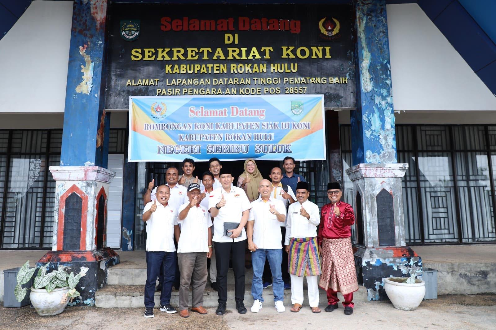 Ketum KONI Rohul Herry Islami foto bersama rombongan KONI Siak