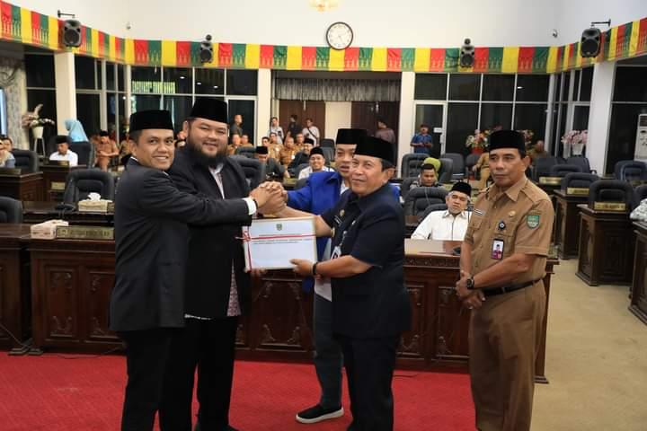 Ketua dan Wakil Ketua DPRD Rohul serta Sekwan terima berkas LKPJ Bupati Sukiman