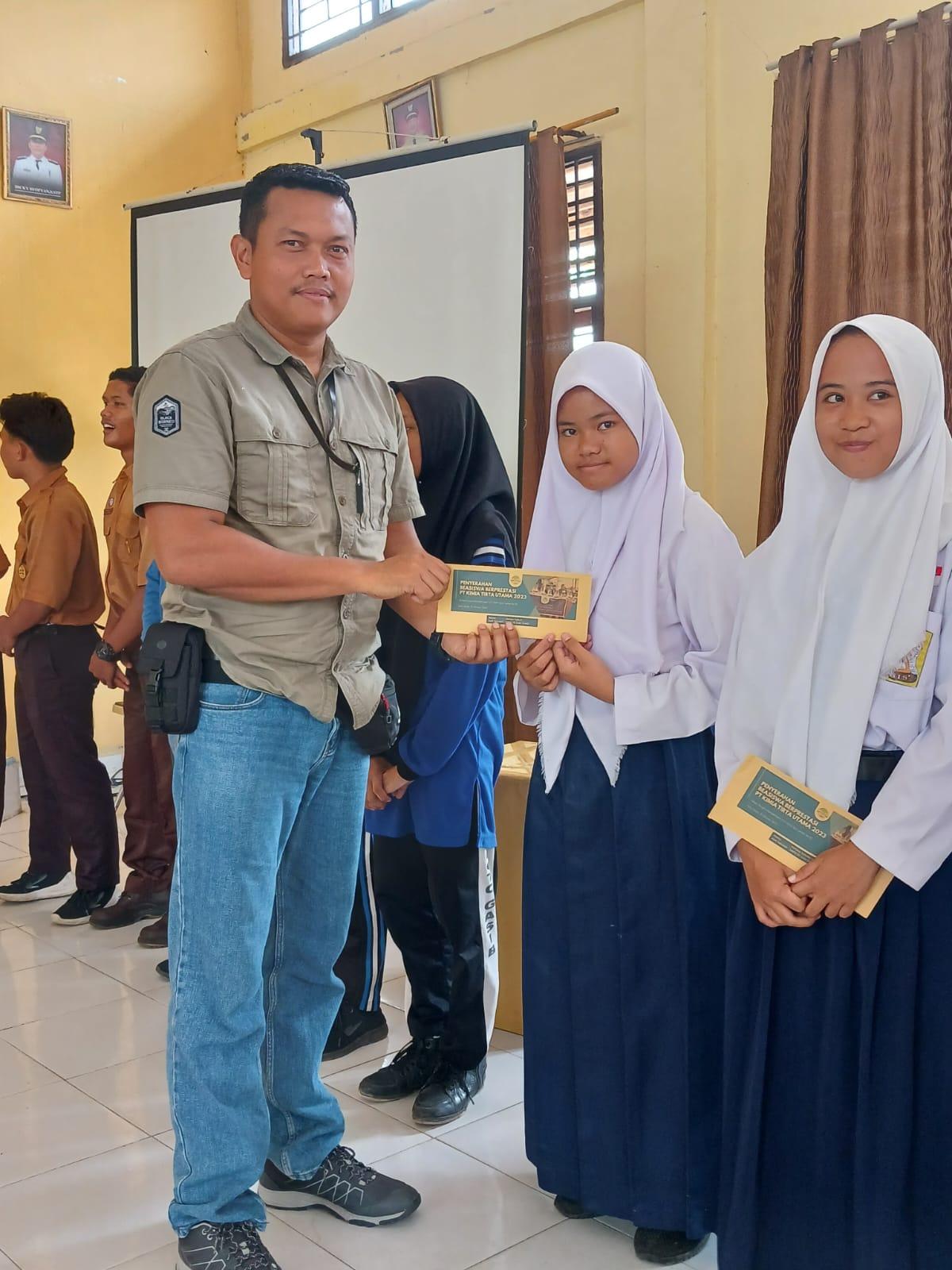 ADM PT. KTU K. Sembiring serahkan bantuan