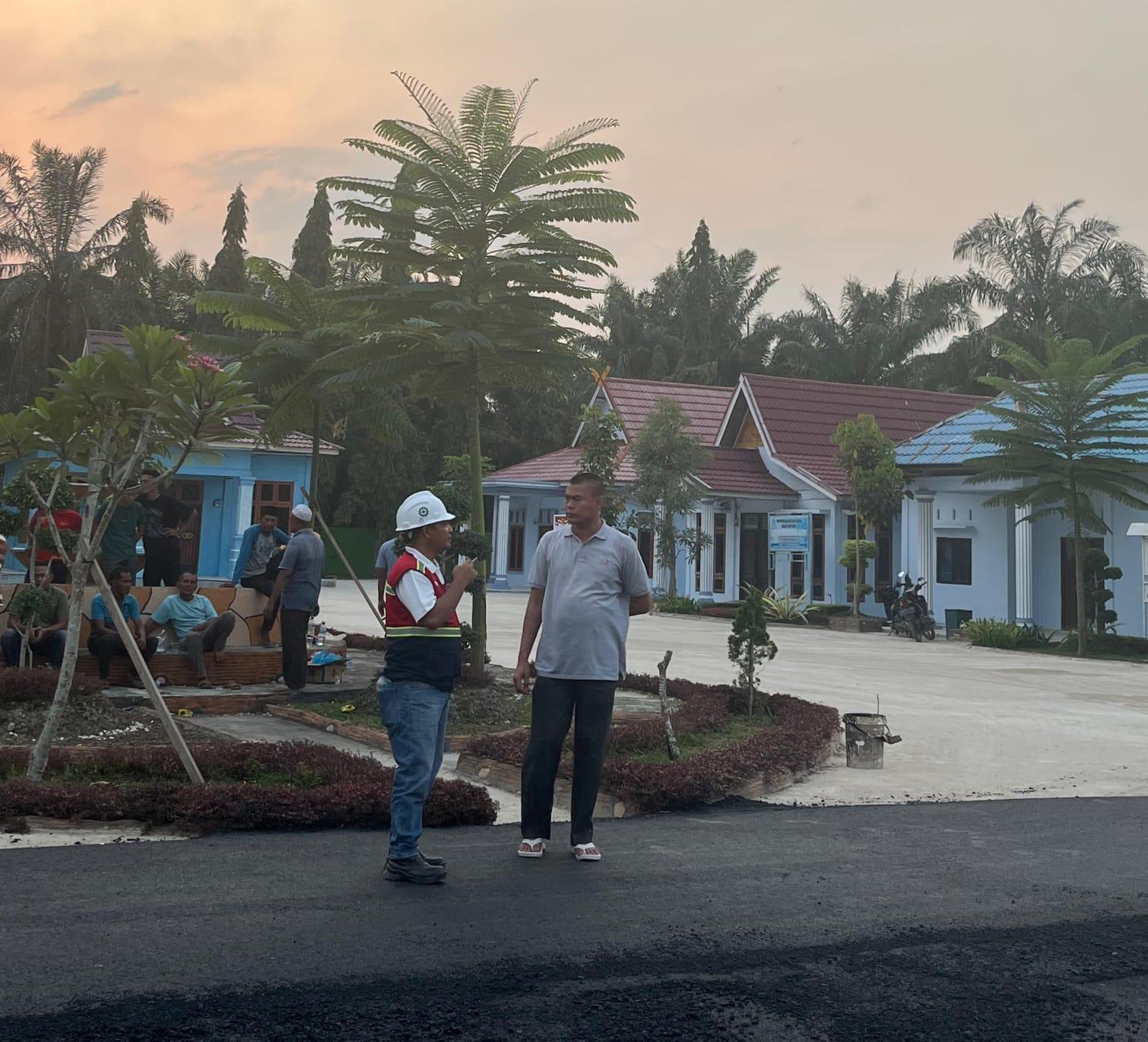 Menuju Desa Sontang Maju 2025, Zulfahrianto Aspal Seluruh Komplek Kantor Secara Swadaya