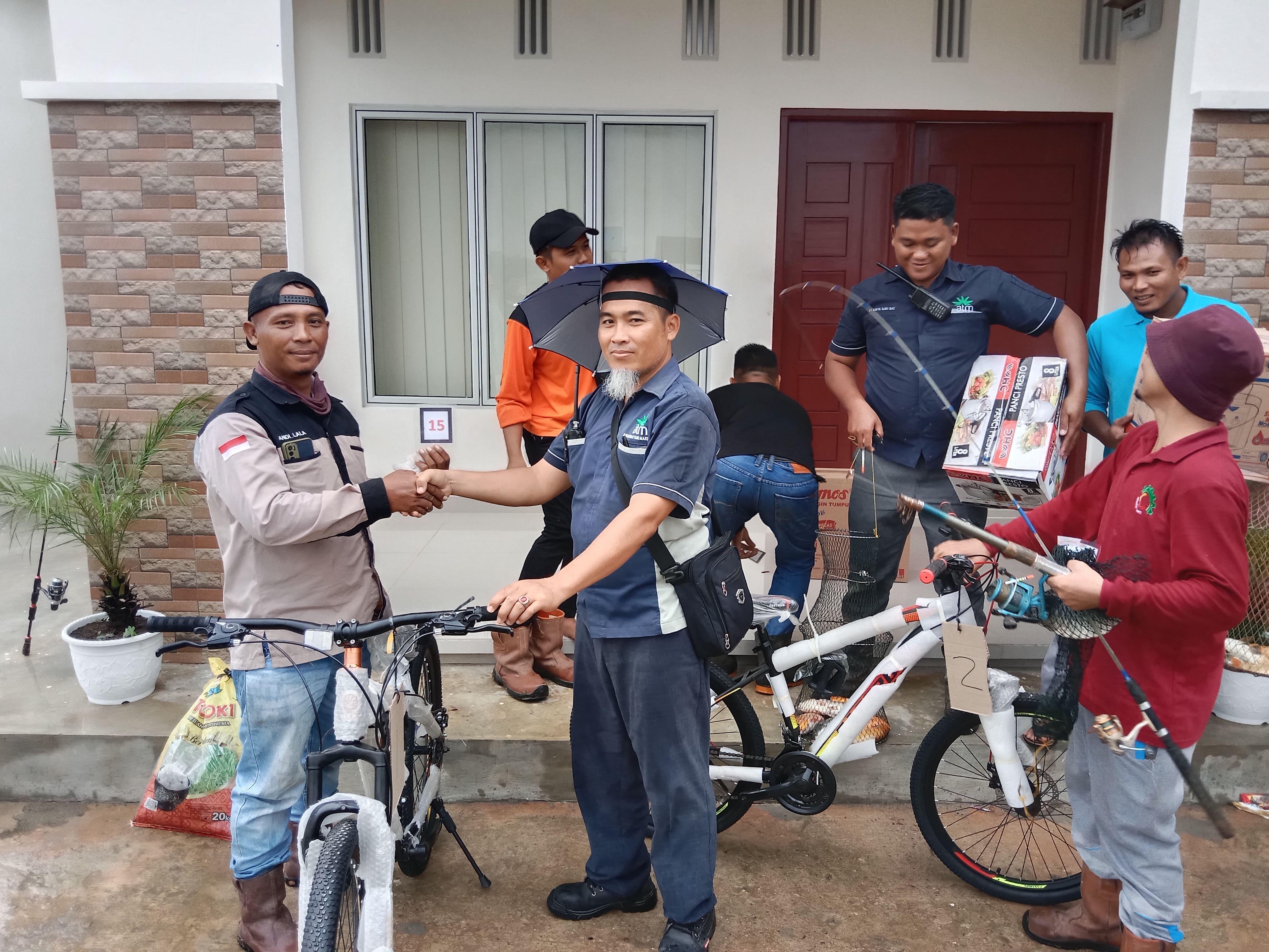 KTU PT. KSM Iswantoro serahkan hadiah juara 1 lomba mancing