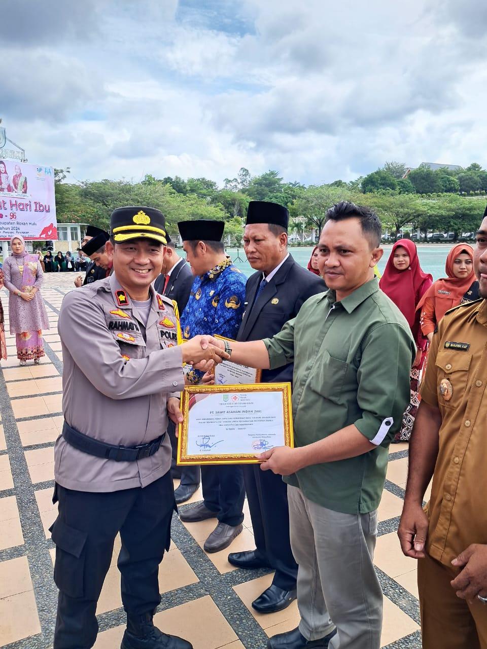 ADM PT SAI Galang Bayu terima penghargaan dari PMI Rohul