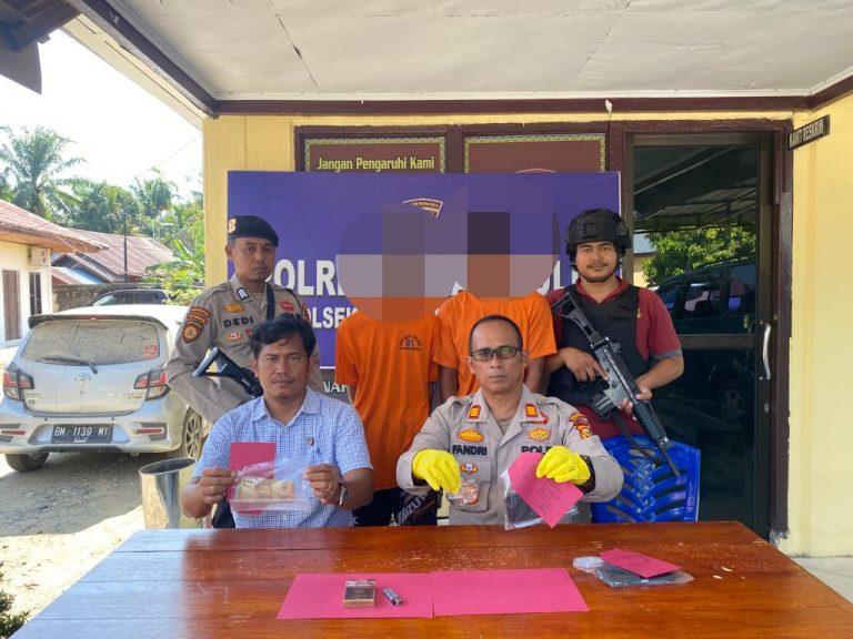 Kapolsek Kunto Darussalam AKP Fandri menunjukkan barang bukti yang disita dari kedua pelaku