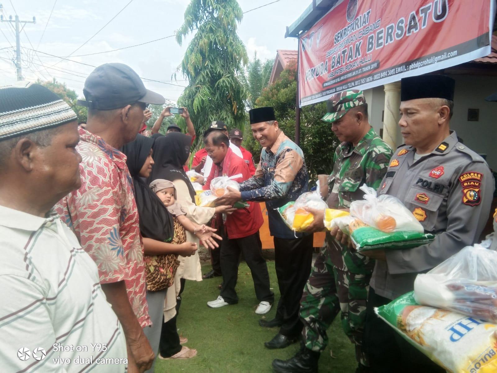 Ketua PBB Rohul Saparudin Marbun membagikan sembako kepada warga