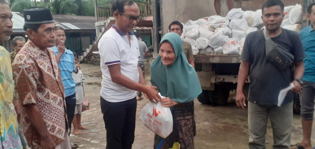 Ujang Datuk serahkan bantuan kepada masyarakat