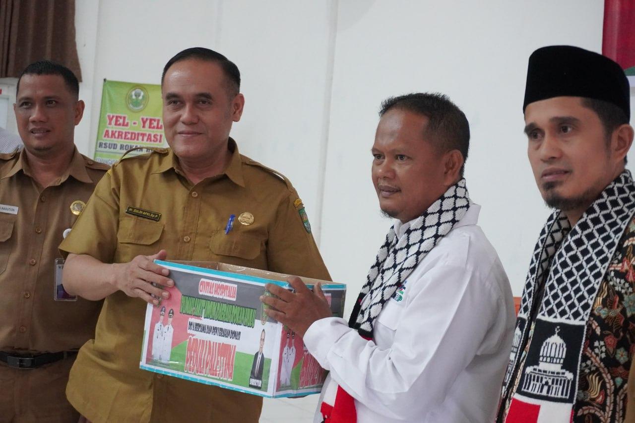 Direktur RSUD Rohul dr. Zuldi Afki serahkan donasi