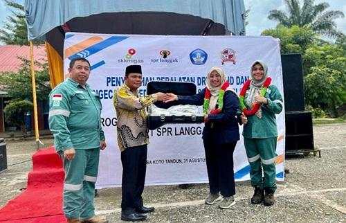 Penyerahan Peralatan Drumband secara simbolis kepada Kepsek SMPN 5 Tandun