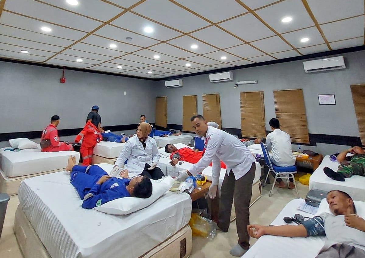 Pekerja PHR sedang donor darah