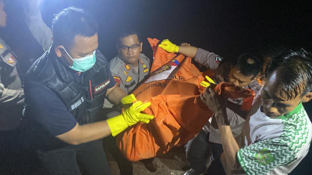 Polisi Evakuasi jenazah bocah yang hanyut di Sungai Batang Lubuh