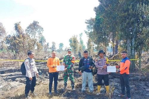 Petugas di lokasi lahan yang terbakar