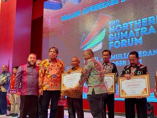 Asisten II SetdakabRohul bersama beberapa Bupati lainnya di Sumatra Bagian Utara menerima penghargaan dari SKK Migas