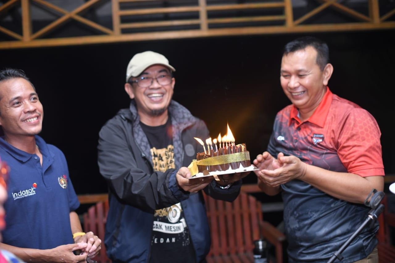 Ketua PWI Riau, Raja Isyam Azwar memberikan ucapan dan kue HUT sebagai suprise kepada Wakil Bupati Rohul, Indra Gunawan ( Foto : Jonathan Surbakti)