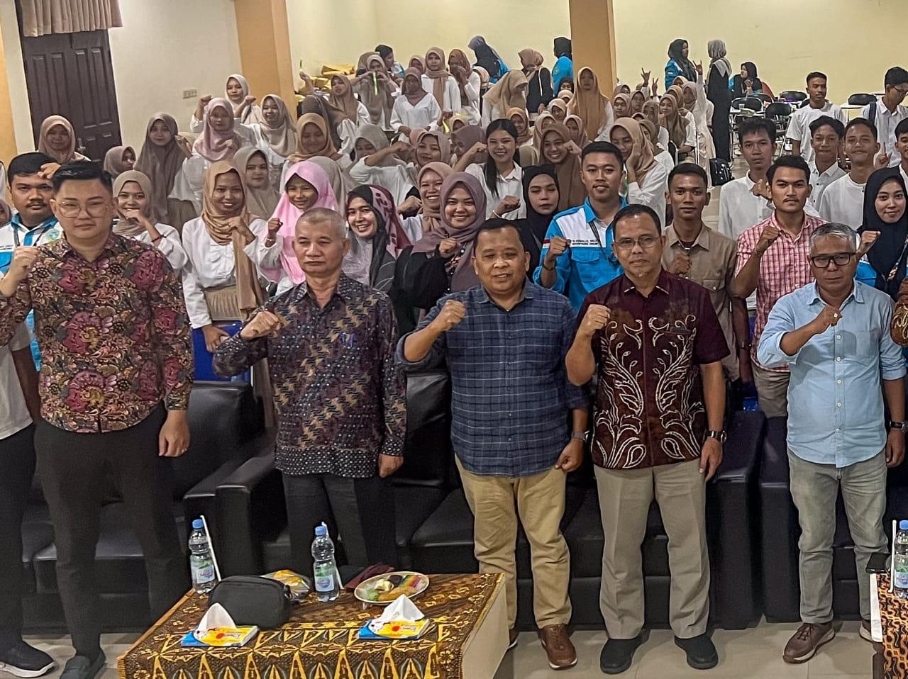 Ketum Permaskab Meranti-Riau bersama  Mahasiswa baru di UNRI