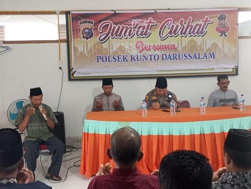 Kapolsek Buyung Kardinal dan Masyarakat saat Jumat Curhat