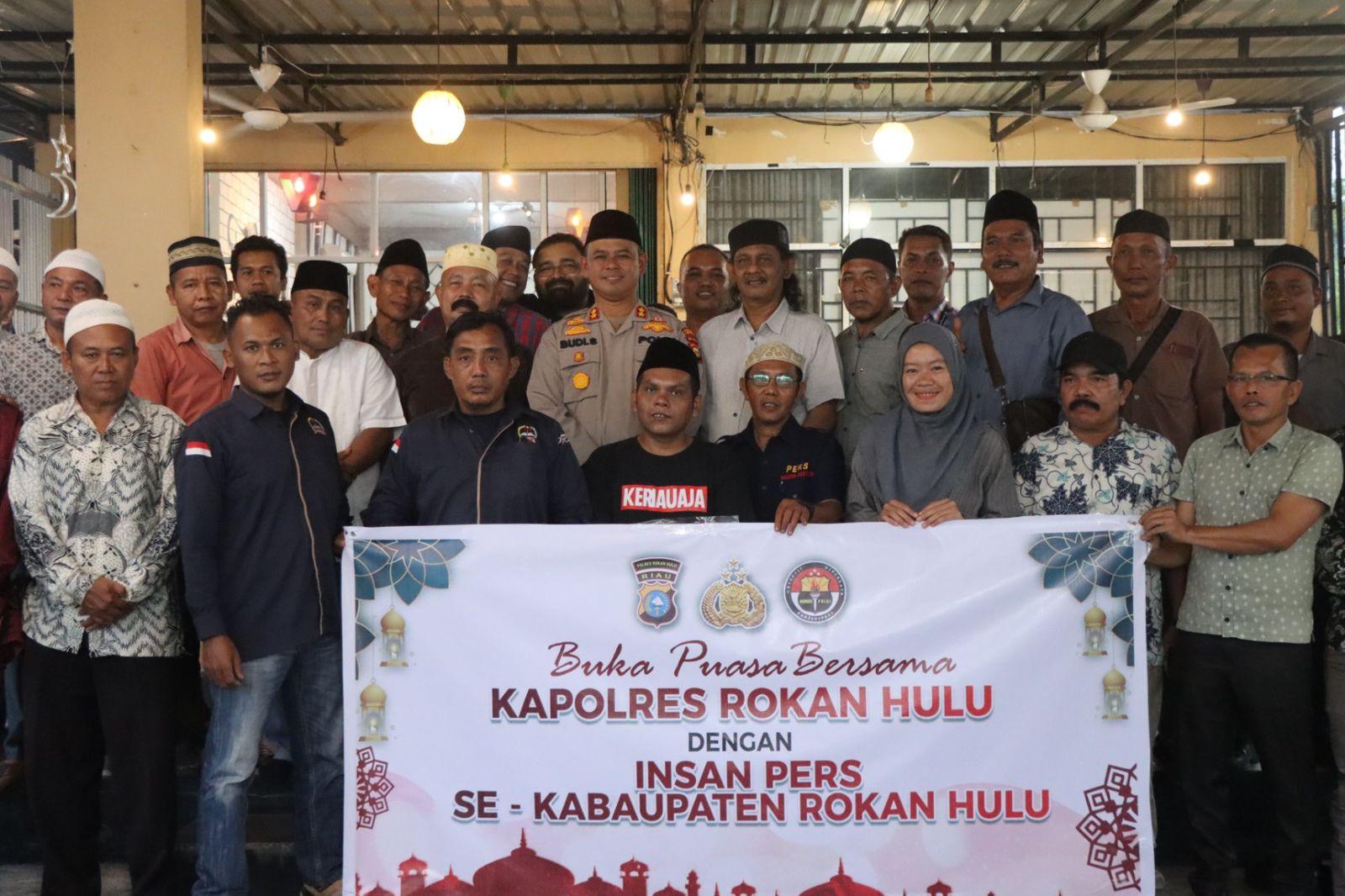 Kapolres foto bersama Wartawan