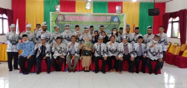 Pengurus PGRI usai dilantik.