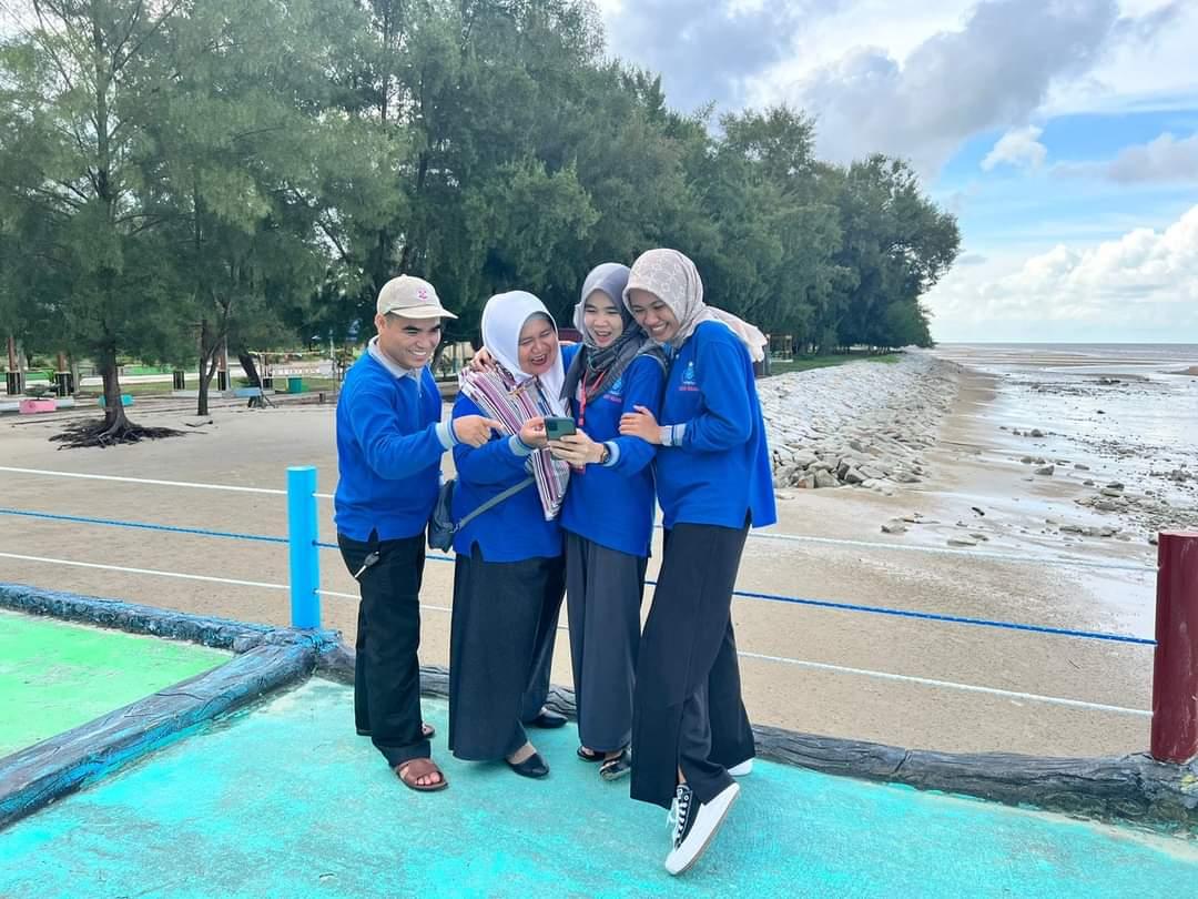 Para pengunjung wisata pantai Rupat Utara