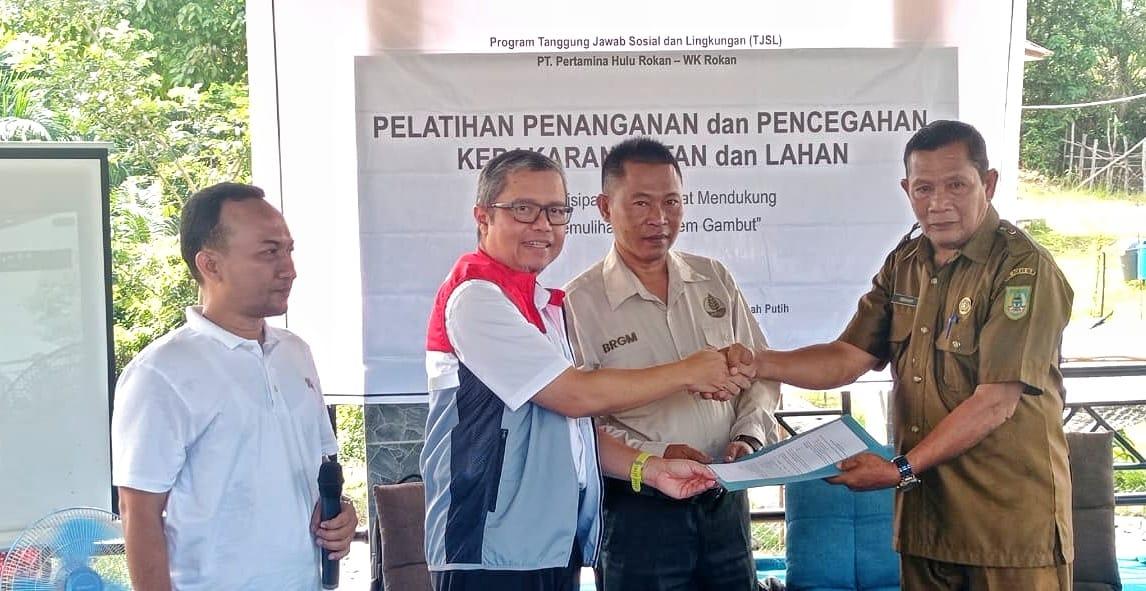 Manager ECSR North PHR Rudi Arief serahkan bantuan perlengkapan pemadaman karhutla kepada Penghulu Sintong Pusaka, Ibrahim