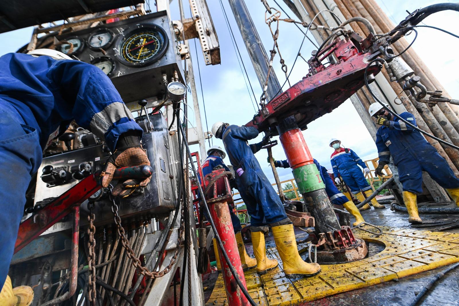 Para pekerja melakukan pengeboran dalam menghadirkan energi bagi negeri dari WK Rokan.