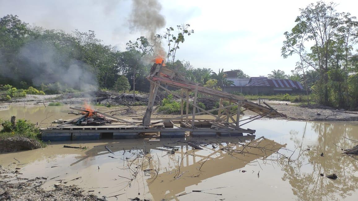 Pemusnahan Rakit PETI dengan cara dibakar