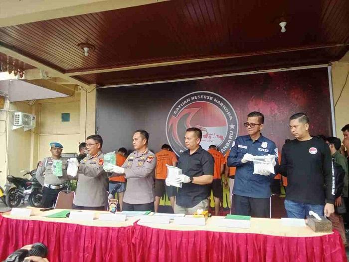 Polisi menunjukkan barang bukti (foto : goriau.com)