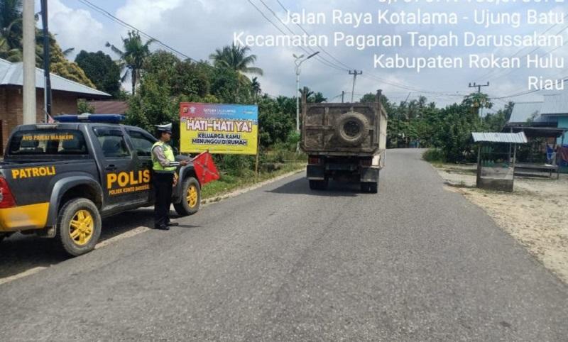 Salah seorang personil Lantas POlsek Kunto Darussalam di lokasi patroli