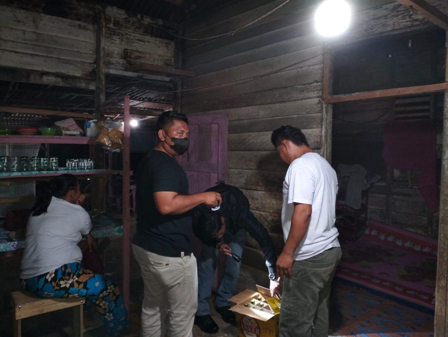 Anggota Polsek Rambah Hilir Menggeledah sebuah Kafe