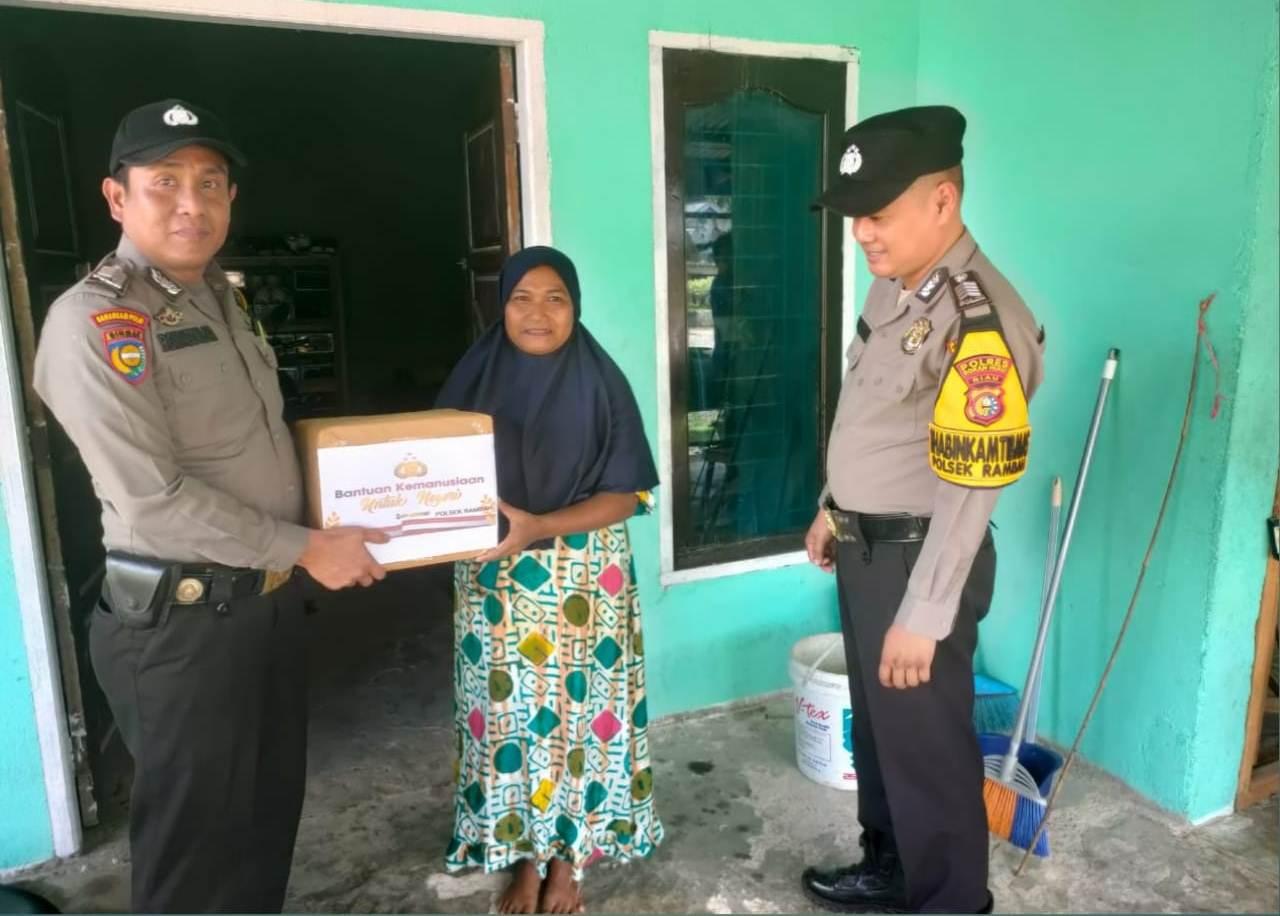 Personil Polsek Rambah Serahkan Bansos kepada warga
