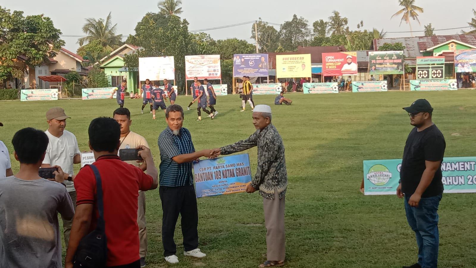 KTU PT. KSM Iswantoro serahkan bantuan kepada Imam Masjid Nurul Iman