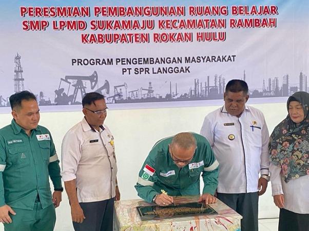 GM PT SPR Langgak Ikin Faizal tandatangan prasasti pembangunan RKB SMP LPMD