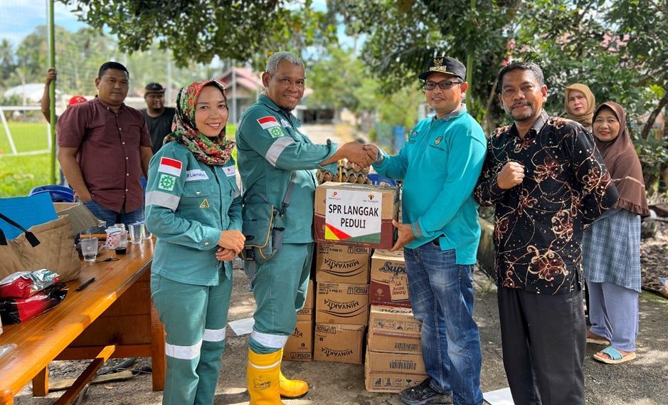 Suminto, Head of Production Operation didampingi Fifi Lismayanti, perwakilan Tim Humas PT SPR Langgak menyerahkan bantuan sembako kepada masyarakat Desa Rokan Koto Ruang yang diterima secara simbolis oleh Kepala Desa Desa Rokan Koto Ruang, Alex Susanto.