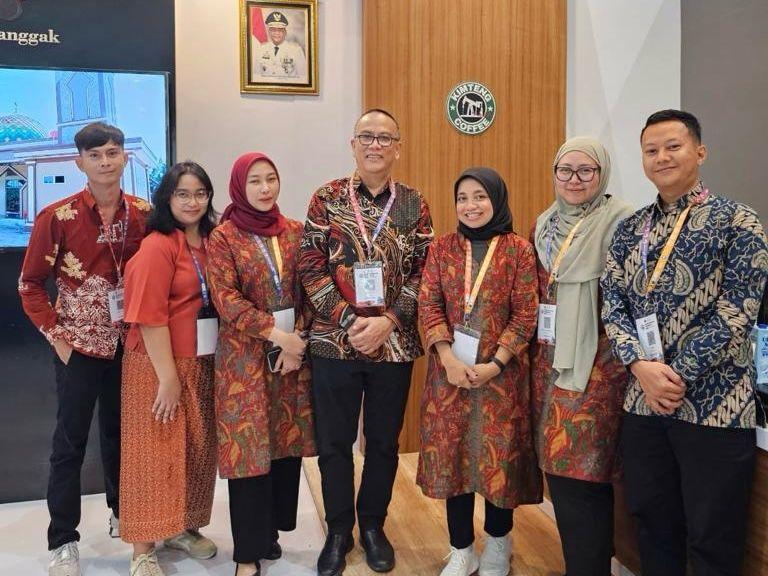 Ikin Faizal, General Manager PT SPR Langgak dan Langgak Susi K Ria, SCM Manager PT SPR beserta Staff PT SPR Langgak yang mendukung kegiatan Kapnas III Tahun 2023 di JHCC Jakarta