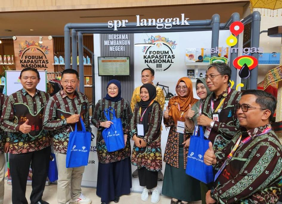 Sekretaris SKK Migas, Shinta Damayanti  Kepala SKK Migas Sumbagut, Rikky Rahmat Firdaus dan pimpinan PT SPR Langgak  di booth PT SPR Langgak