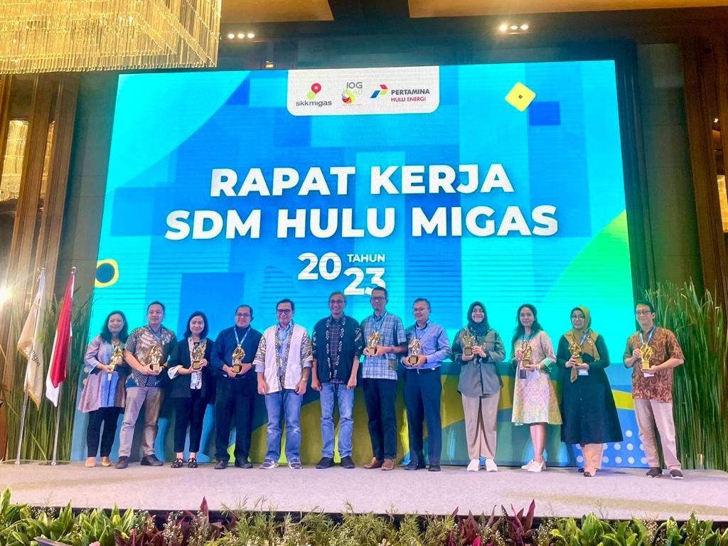 Mahpuzoh, Business Support Manager PT SPR Langgak (berjilbab, empat dari kanan) menerima penghargaan SKK Migas Awards sebagai 2nd Winner dalam CDM untuk katagori P4 Tahun 2023.