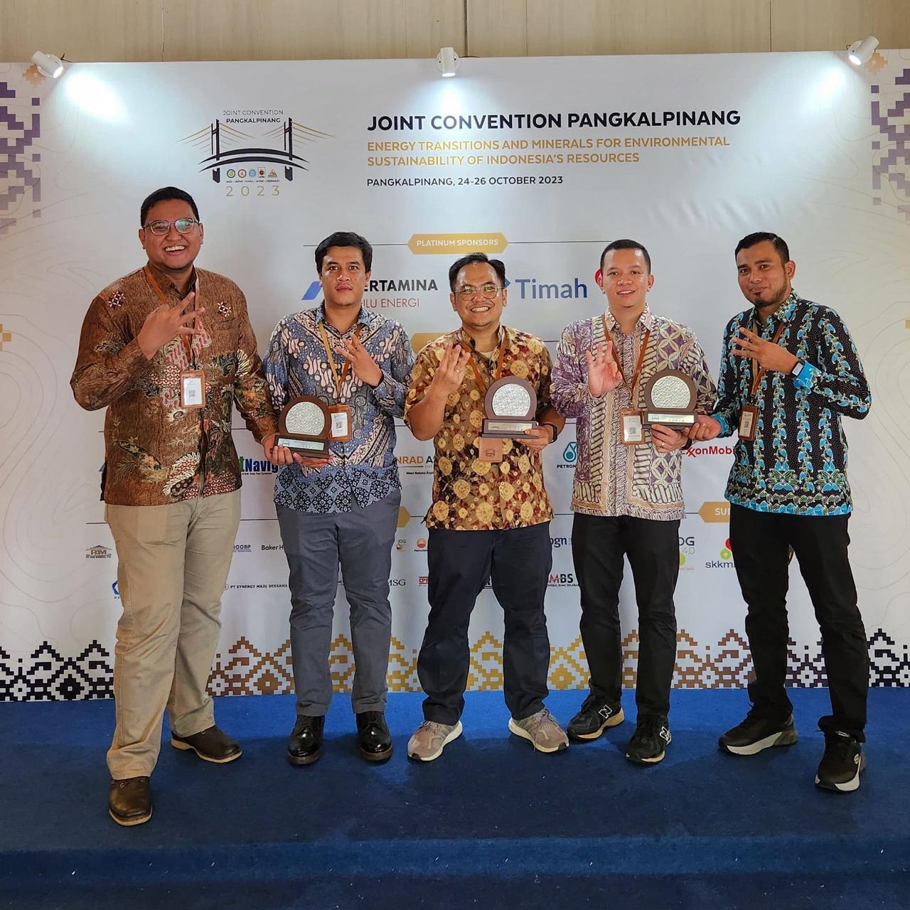 PT SPR Langgak diwakilkan oleh (kiri- kanan : M.Yoghi Satria, Hirzi Farizi, Dimas Hadi Prabowo, M. Ichwan Fauzi,  Norhadi)