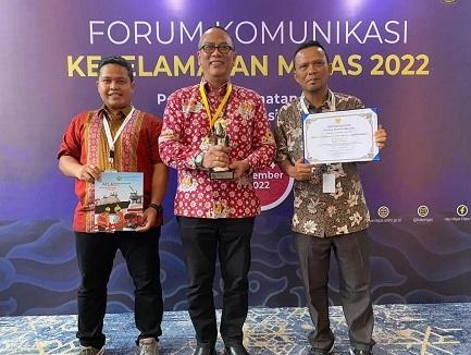 Direktur PT SPR Langgak, Ikin Faizal (tengah) didampingi Muhammad Habibi, Head of HSSE (kiri) dan Syafrizal, HSE Team Leader PT SPR Langgak (kanan) berpose setelah menerima penghargaan