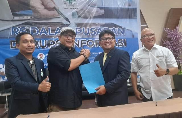 Ketua PWI Riau Zulmansyah dan Ketua Persi dr Dovi usai tandatangan MoU