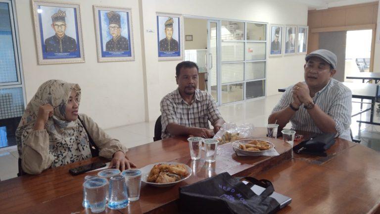 Ketua PWI Riau didampingi pengurus lainnya saat menerima delegasi STISIP Persada Bunda