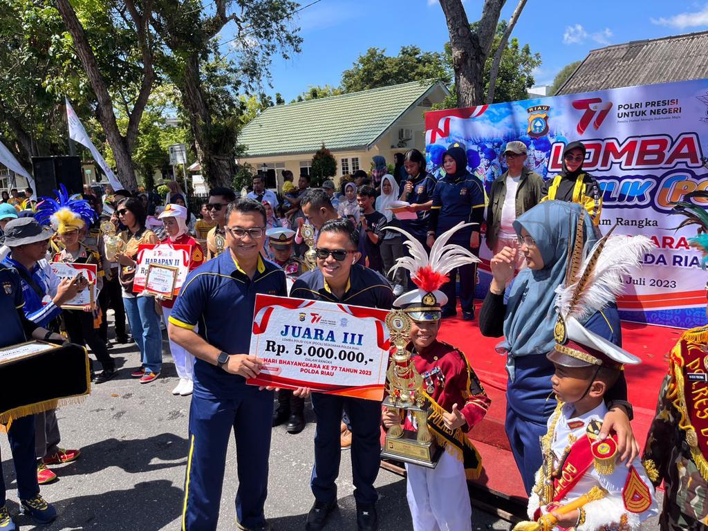 Kasat Lantas Polres Rohul AKP Akhmad Rivandy N. SIK, M. Si menerima Piala juara III Lomba Pocil Polda Riau