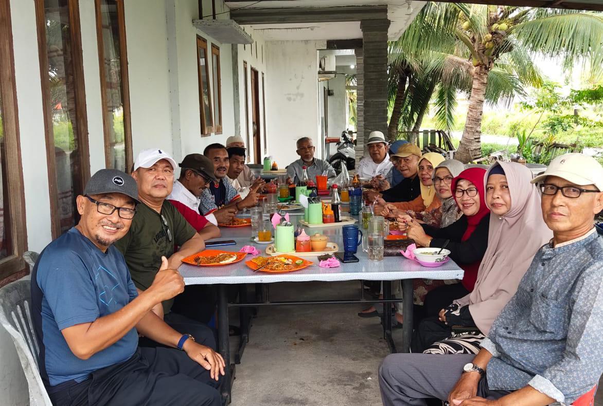 Ketua Permaskab Meranti Nazaruddin bersama alumni SMAN 408 Selatpanjang lainnya