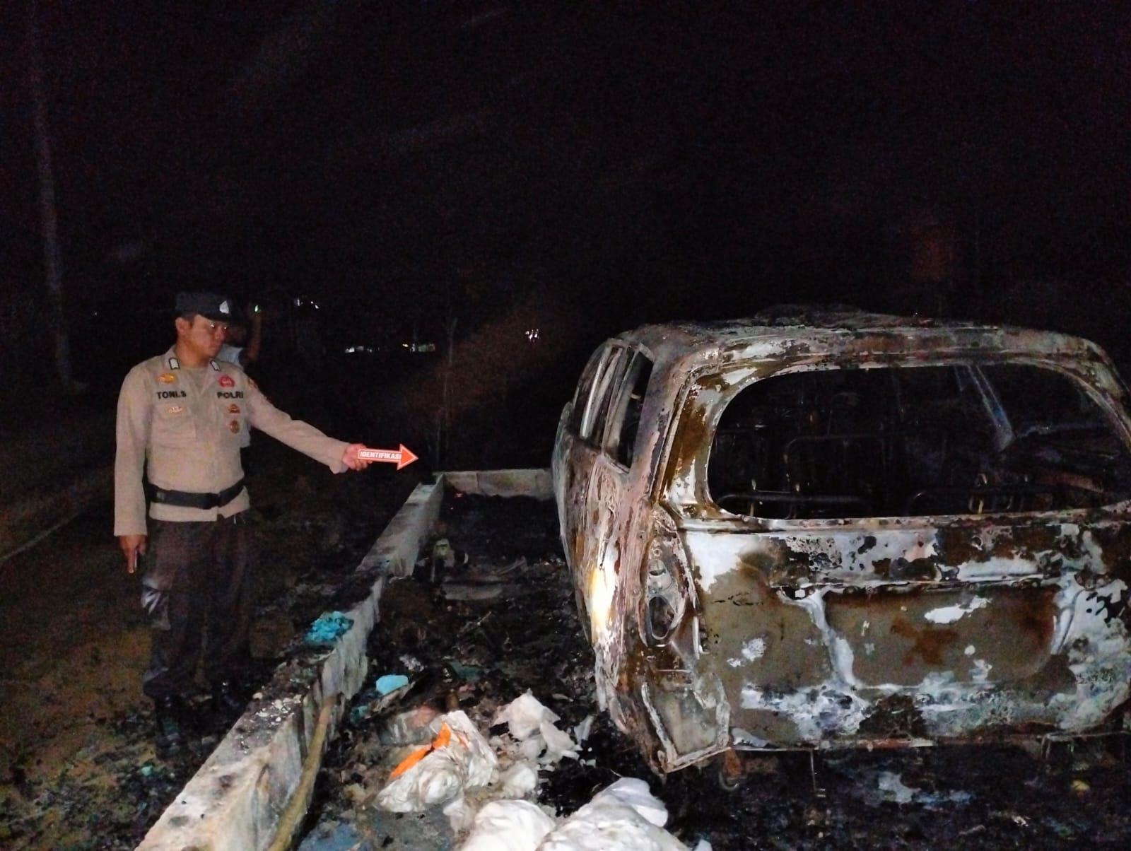 Polisi menunjukkan mobil Innova milik korban yang ludes terbakar