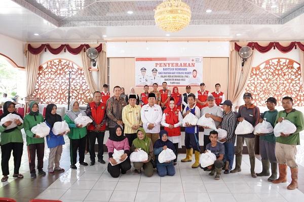 Bupati sukiman dan Ketua PMI Peny Foto Bersama Usai Serahkan paket sembako kepada perwakilan petugas